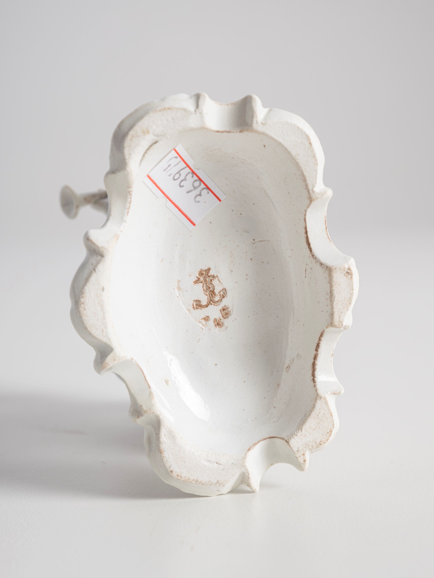 Undici diverse ceramiche e vetri, XIX e XX secolo.
