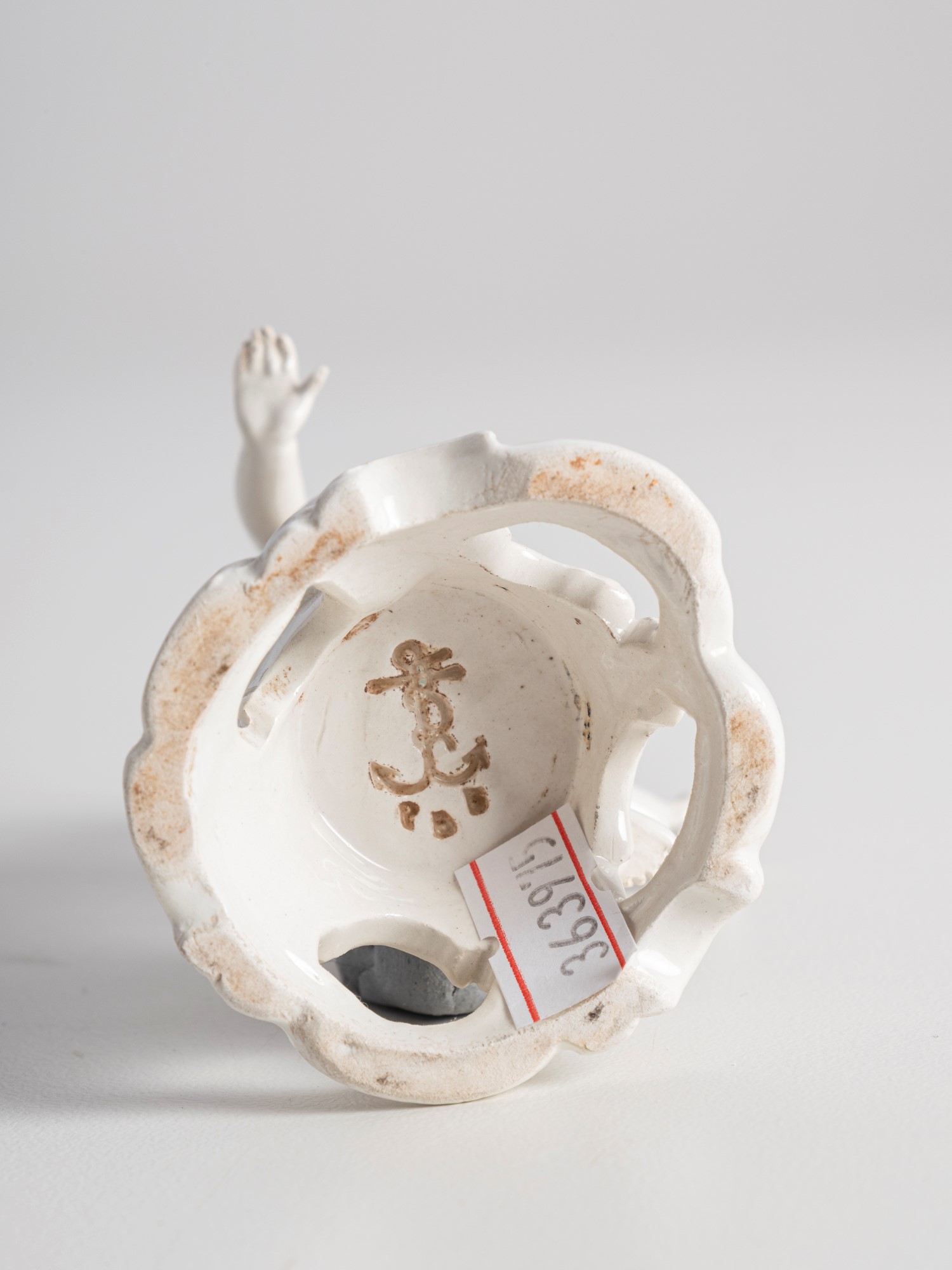 Undici diverse ceramiche e vetri, XIX e XX secolo.