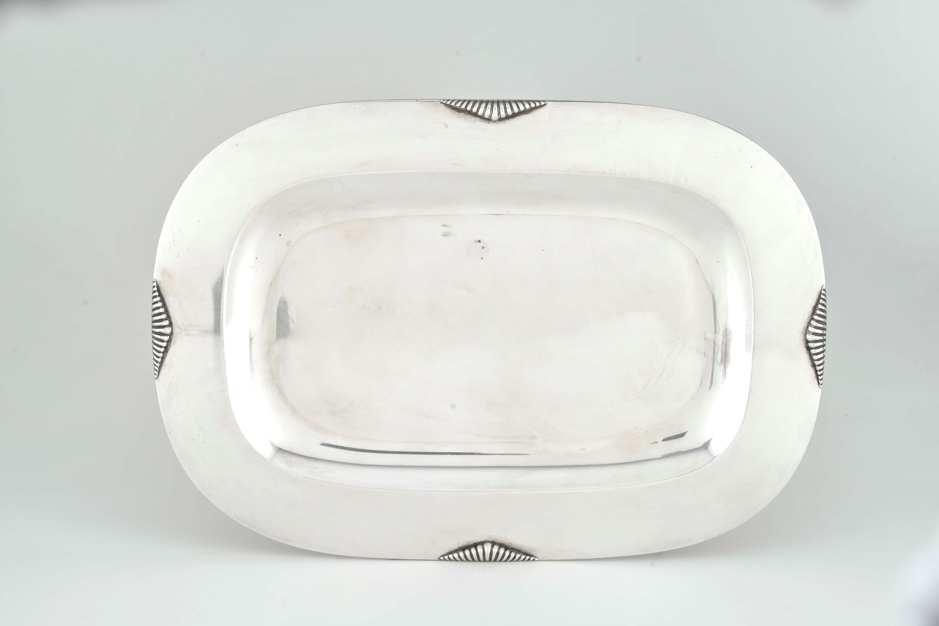 Argentiere Ettore Mainardi, Vassoio in argento fuso e sagomato, argenteria milanese del XX secolo