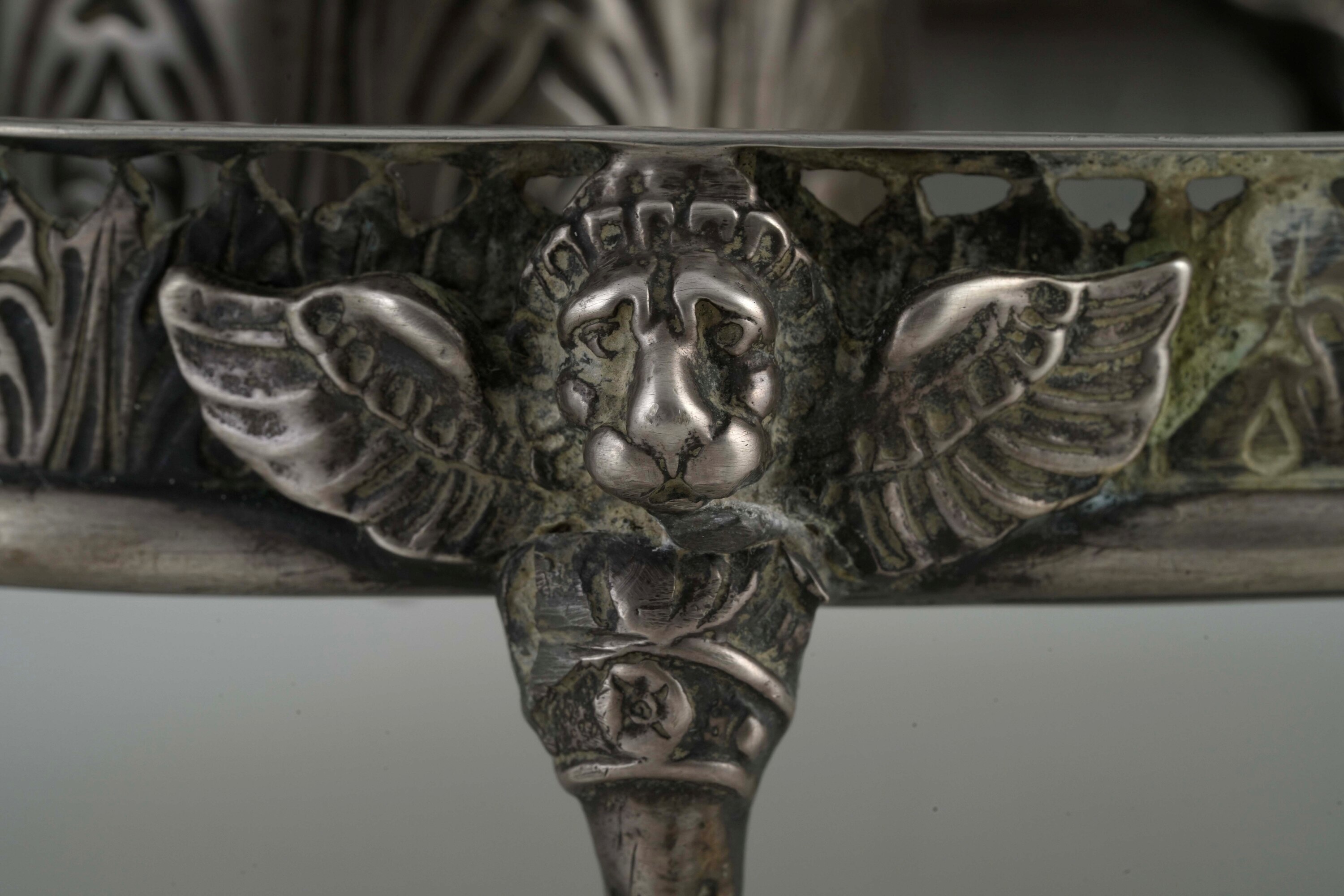 Venezia, inizi XIX secolo, Oliera in argento fuso con ampolle in vetro blu cobalto