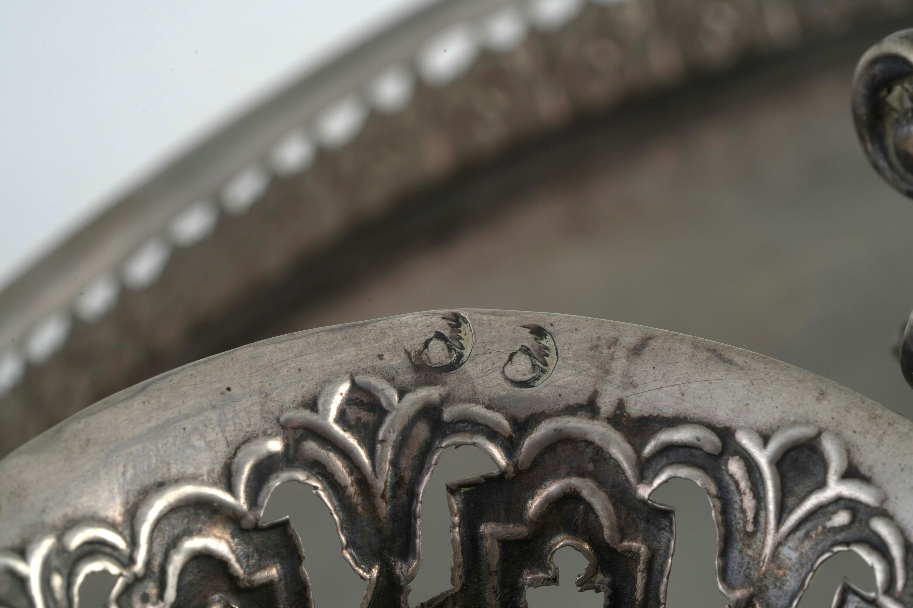 Venezia, inizi XIX secolo, Oliera in argento fuso con ampolle in vetro blu cobalto