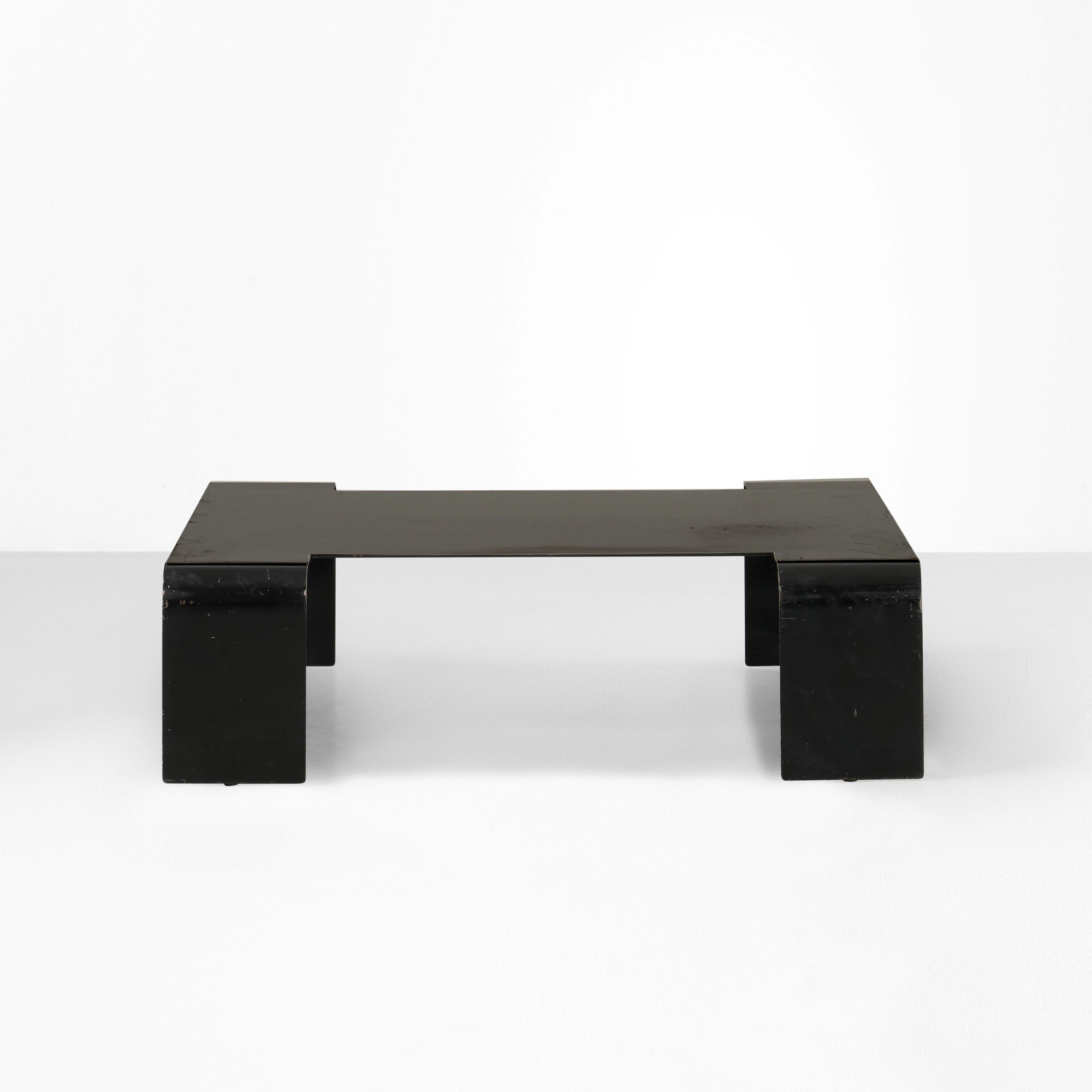 Beniamino Bonetto - Tavolo basso in metallo laccato (produzione italiana, ca. 1970)
