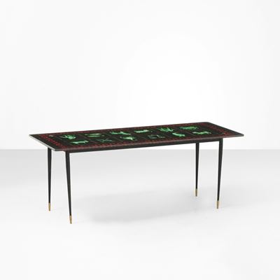 Produzione italiana, Tavolo basso in metallo laccato con piano in cristallo decorato e puntali in...