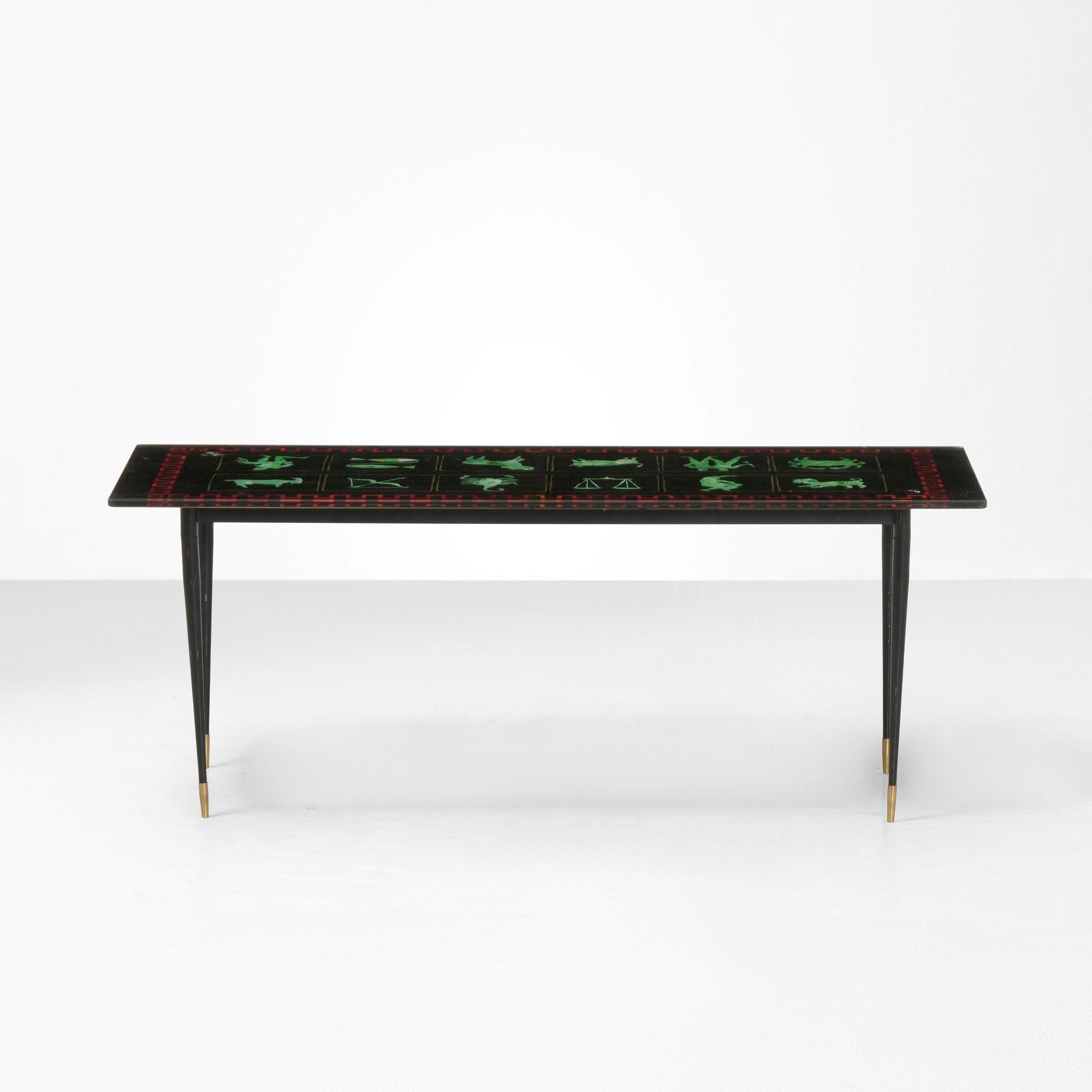 Produzione italiana, Tavolo basso in metallo laccato con piano in cristallo decorato e puntali in...
