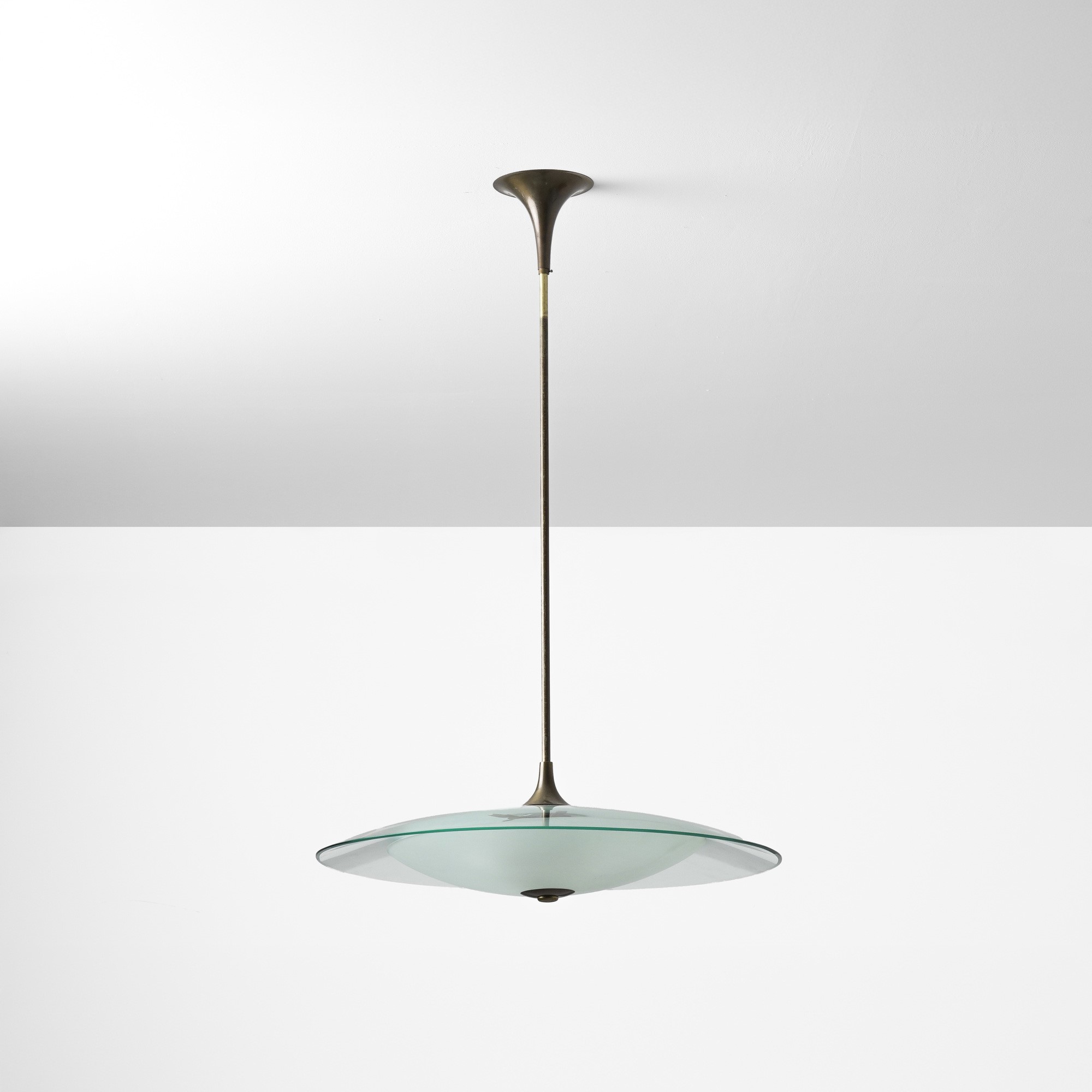 Fontana Arte - Lampada a sospensione in ottone e cristallo molato e satinato