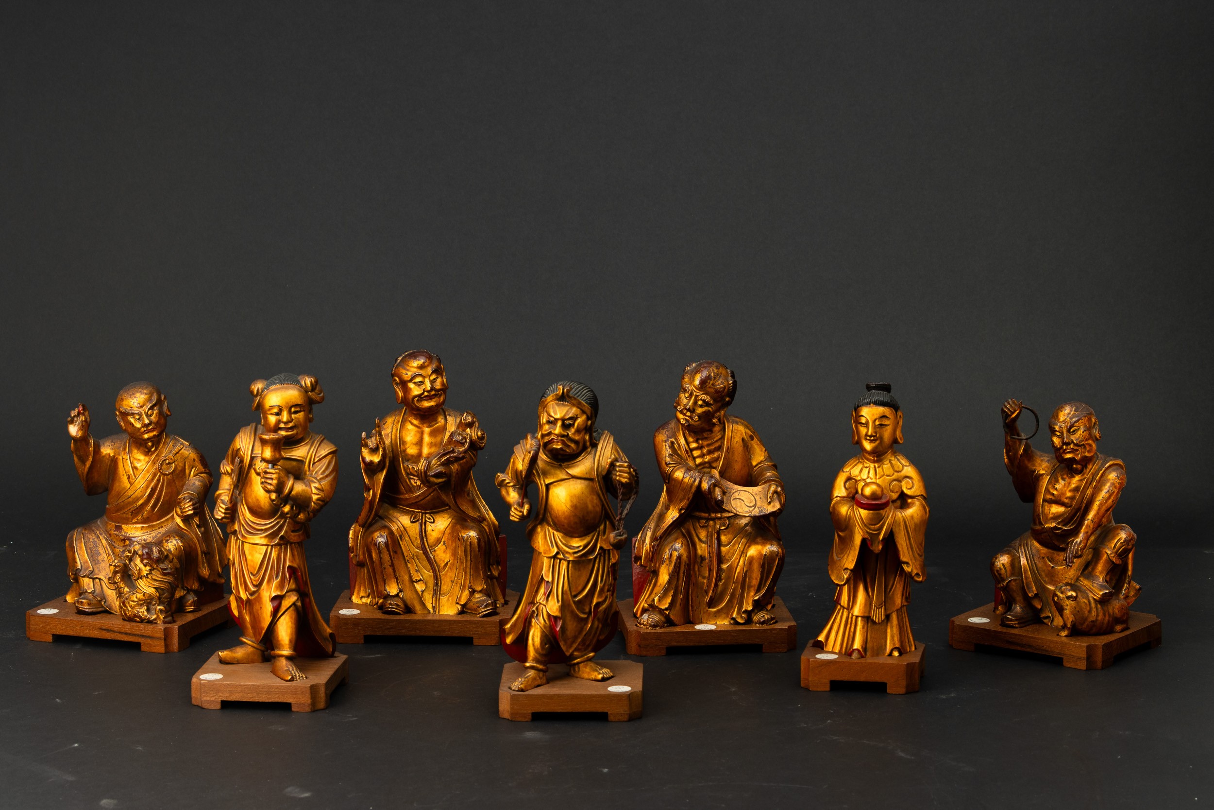 Cina, Figure in legno raffiguranti gli immortali, gruppo di sette sculture, laccatura e doratura,...