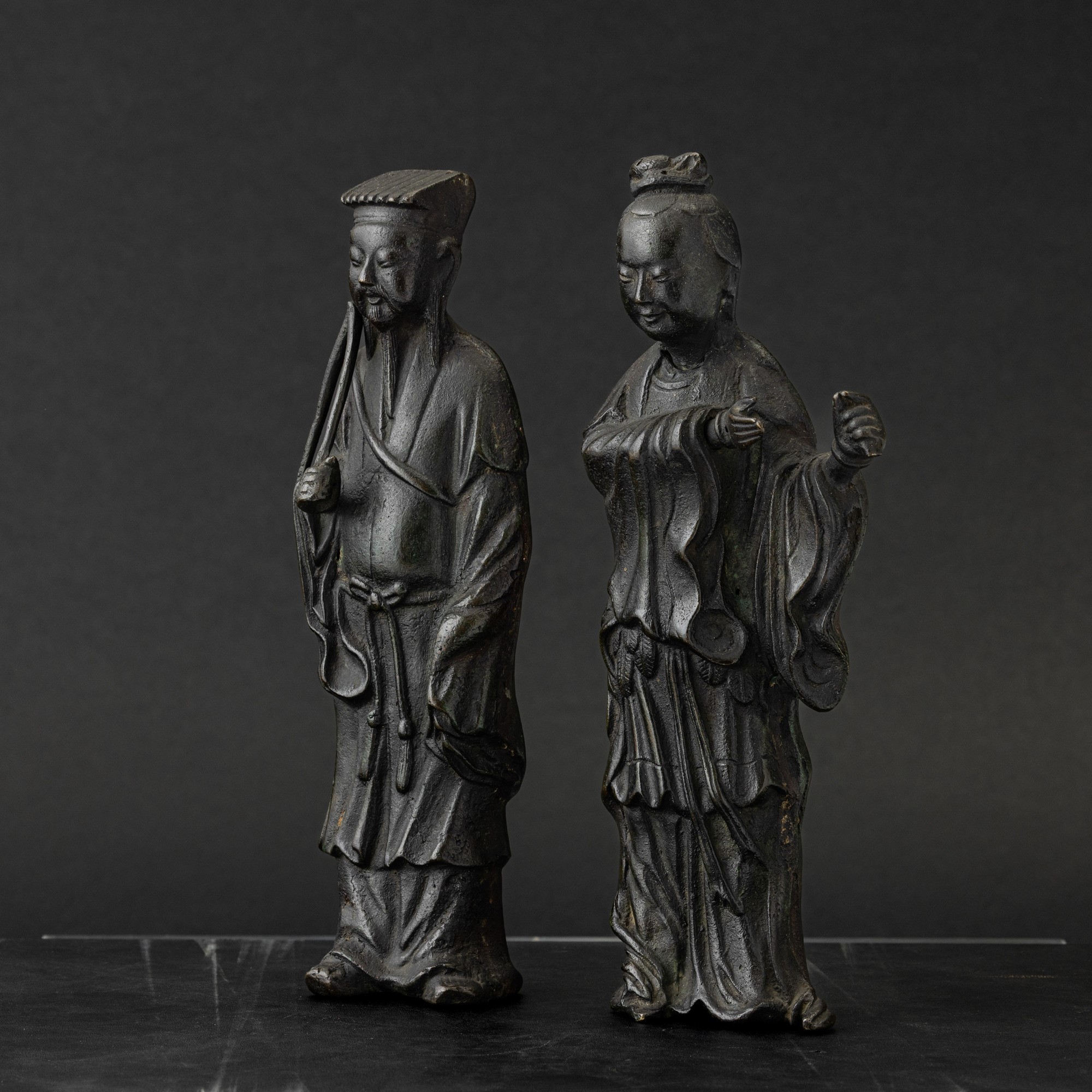 Cina, Gruppo scultoreo con dignitario e Guanyin in bronzo, Dinastia Ming, XVII secolo