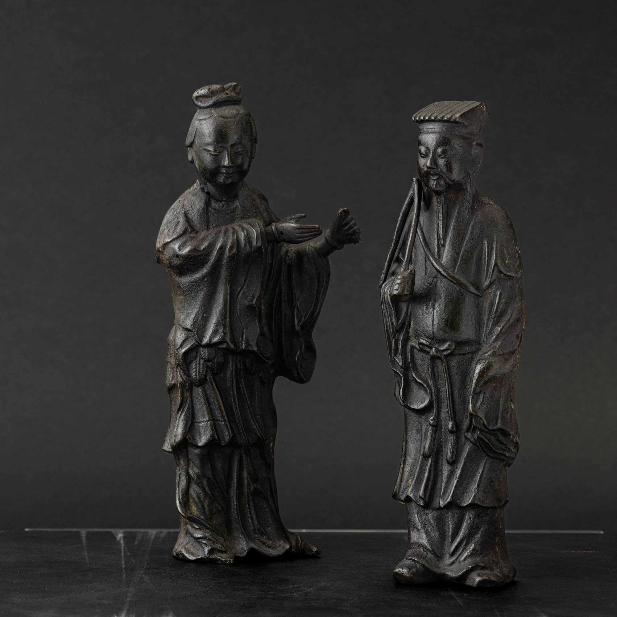 Cina, Gruppo scultoreo con dignitario e Guanyin in bronzo, Dinastia Ming, XVII secolo