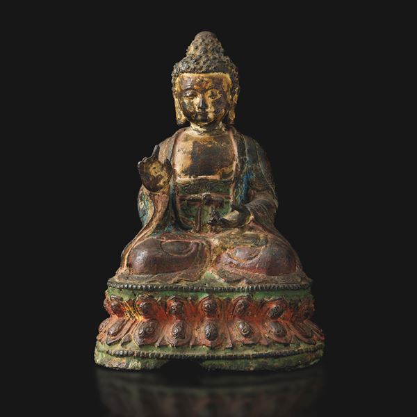 Figura di Buddha Sakyamuni seduto su doppio fiore di loto in bronzo con tracce di policromia, Cina, Dinastia Ming, XVII secolo