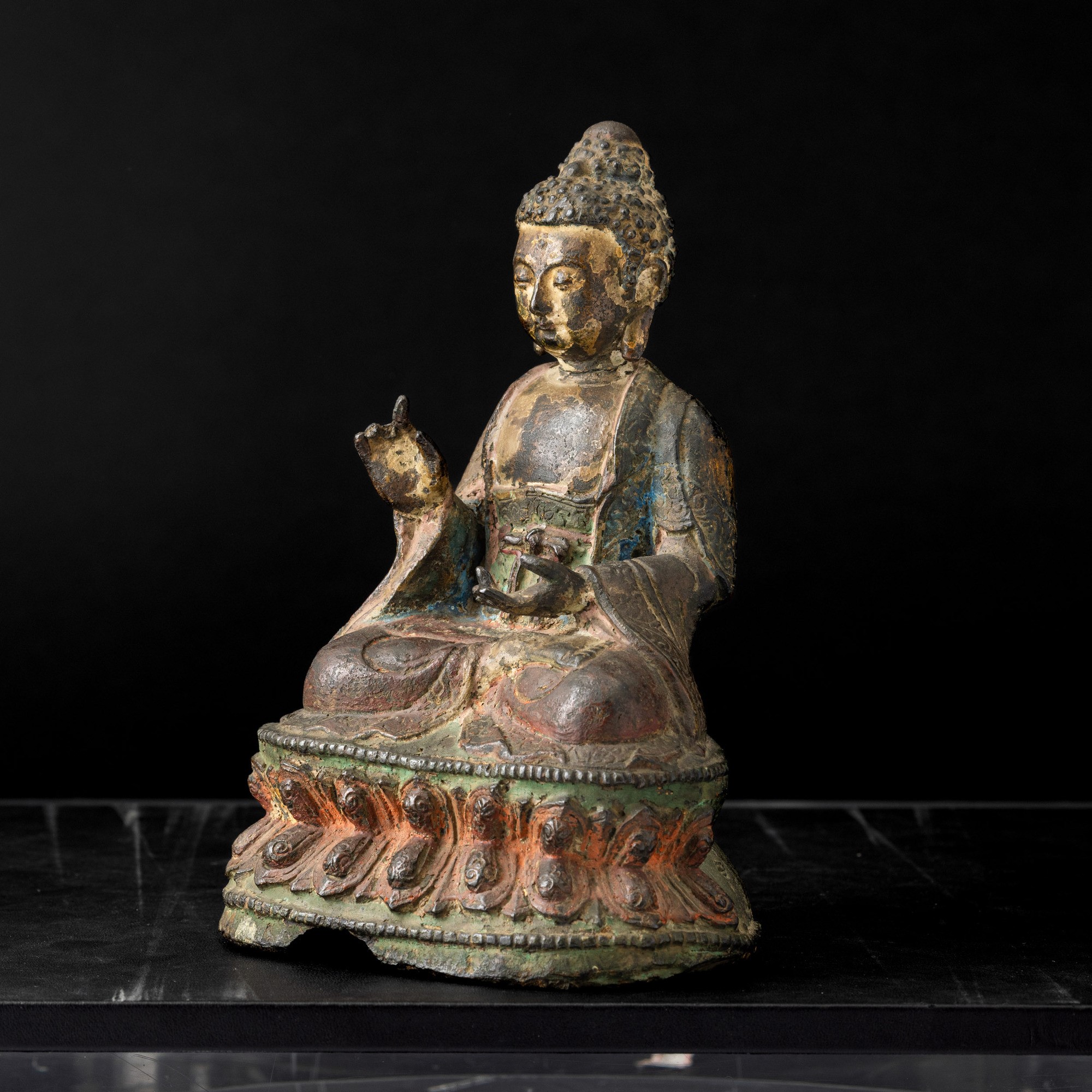 Buddha Sakyamuni, Figura seduta su doppio fiore di loto, bronzo con tracce di policromia, Cina, D...