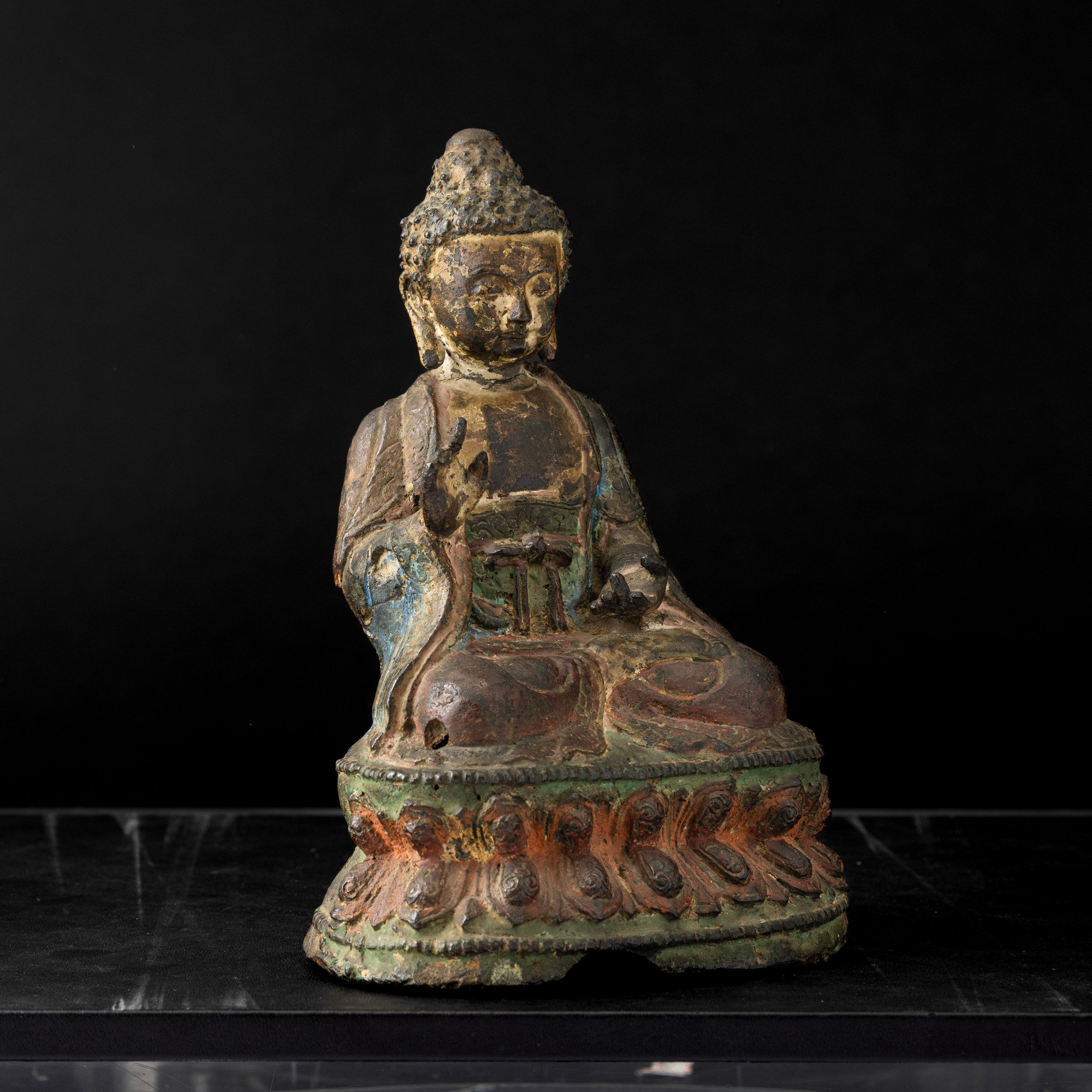 Buddha Sakyamuni, Figura seduta su doppio fiore di loto, bronzo con tracce di policromia, Cina, D...