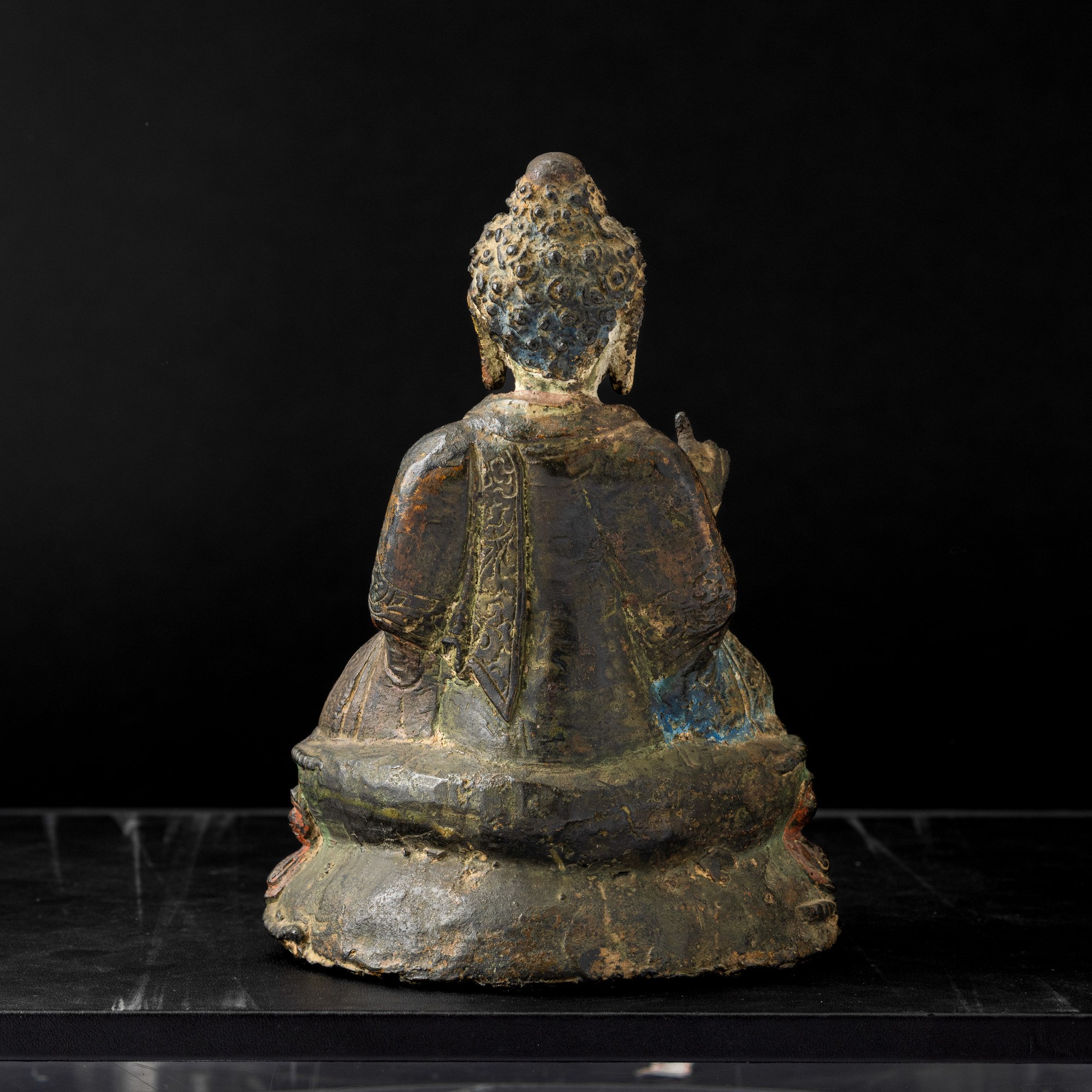 Buddha Sakyamuni, Figura seduta su doppio fiore di loto, bronzo con tracce di policromia, Cina, D...