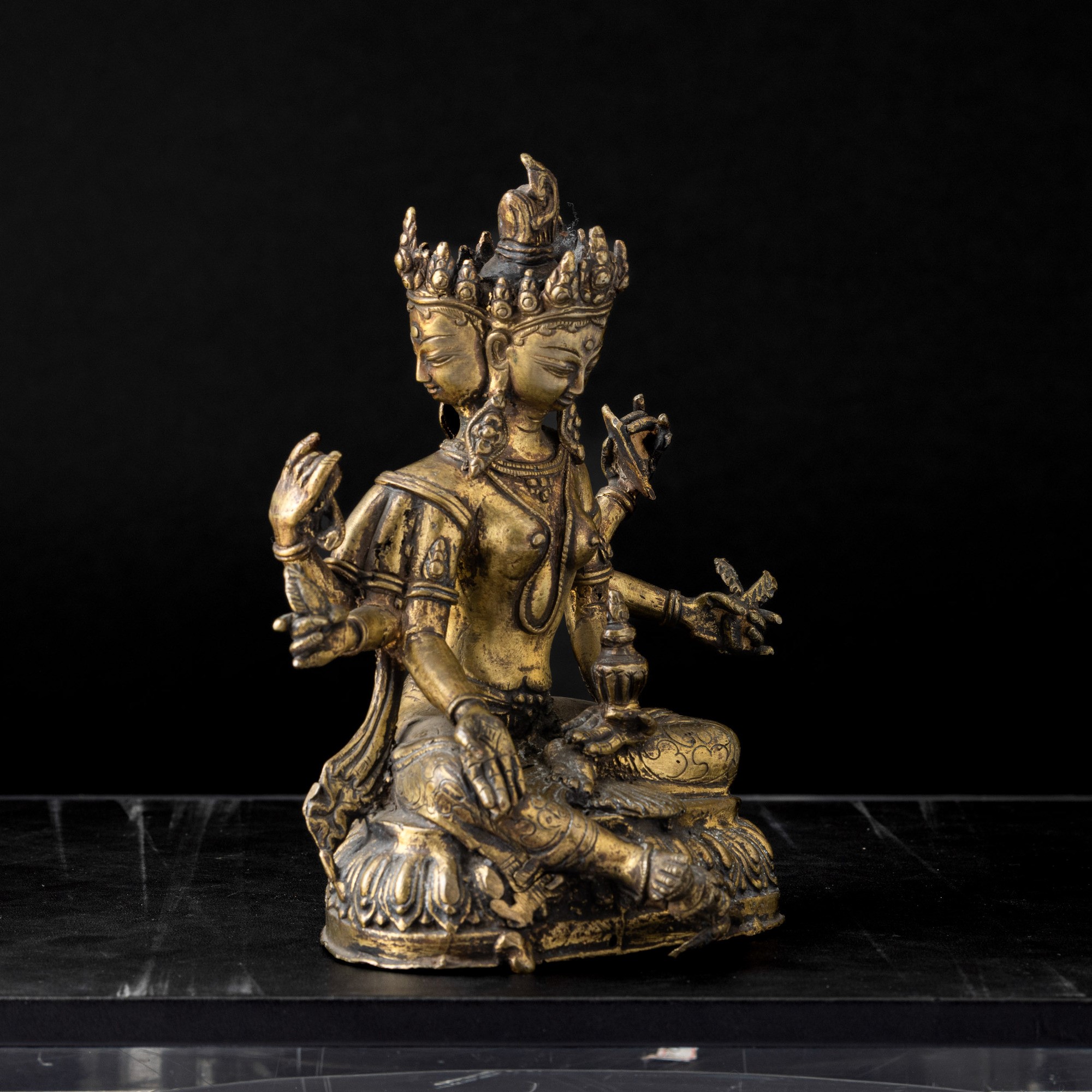 Figura di Ushnishavijaya su fiore di loto, bronzo, Nepal, XVII secolo