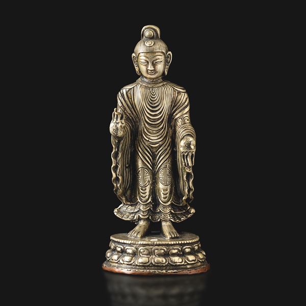 Figura di Buddha in metallo argentato su doppio fiore di lotto e carattere Shou, Tibet, XIX secolo