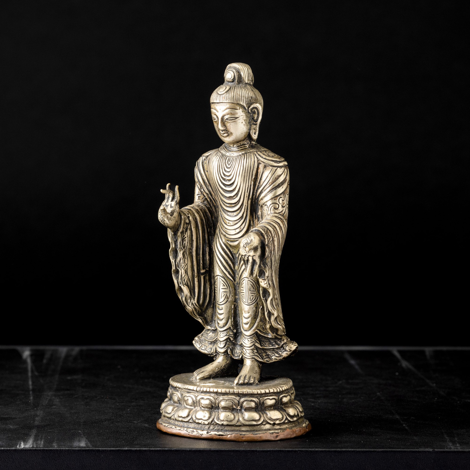 Figura di Buddha, metallo argentato, doppio fiore di loto e carattere Shou, Tibet,  XIX secolo