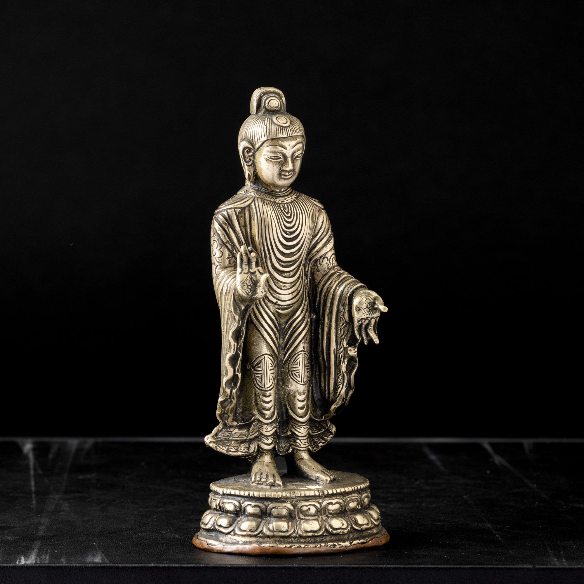 Figura di Buddha, metallo argentato, doppio fiore di loto e carattere Shou, Tibet,  XIX secolo