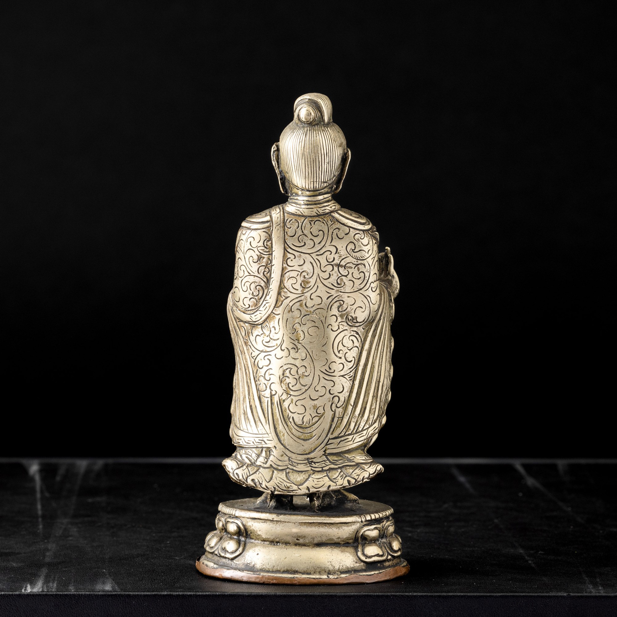 Figura di Buddha, metallo argentato, doppio fiore di loto e carattere Shou, Tibet,  XIX secolo