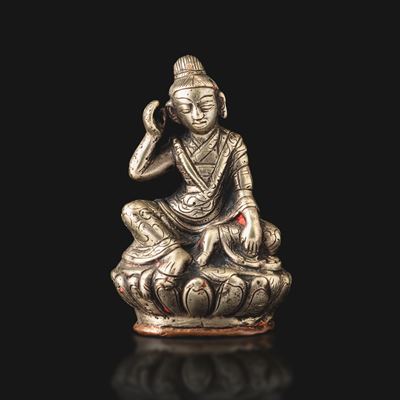 Figura di Buddha, metallo argentato su fiore di loto, Tibet, XIX secolo