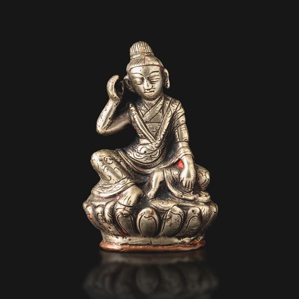 Figura di Buddha in metallo argentato seduto su fiore di loto, Tibet, XIX secolo