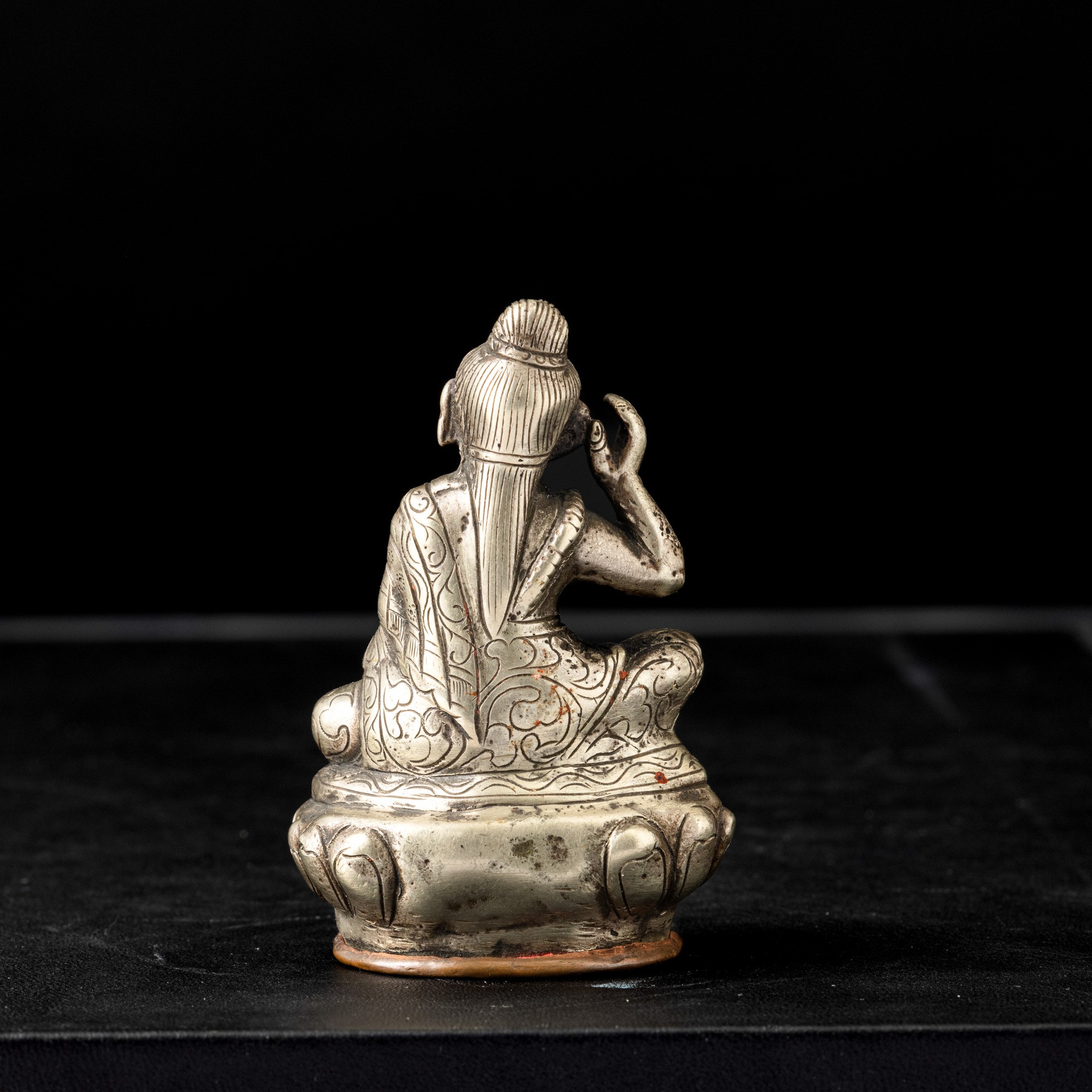 Figura di Buddha, metallo argentato su fiore di loto, Tibet, XIX secolo
