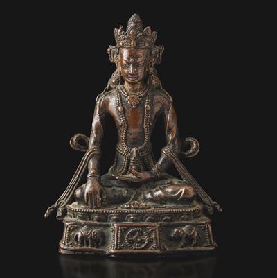 Cina, Dinastia Ming (XVII secolo), Figura di Buddha Sakyamuni incoronato con Vajra seduto su fior...