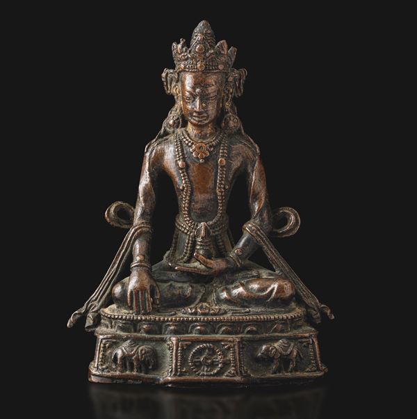 Figura di Buddha incoronato Sakyamuni con Vajra seduto su fiore di loto, simbolo del dharma ed elefanti a rilievo, Cina, Dinastia Ming, XVII secolo