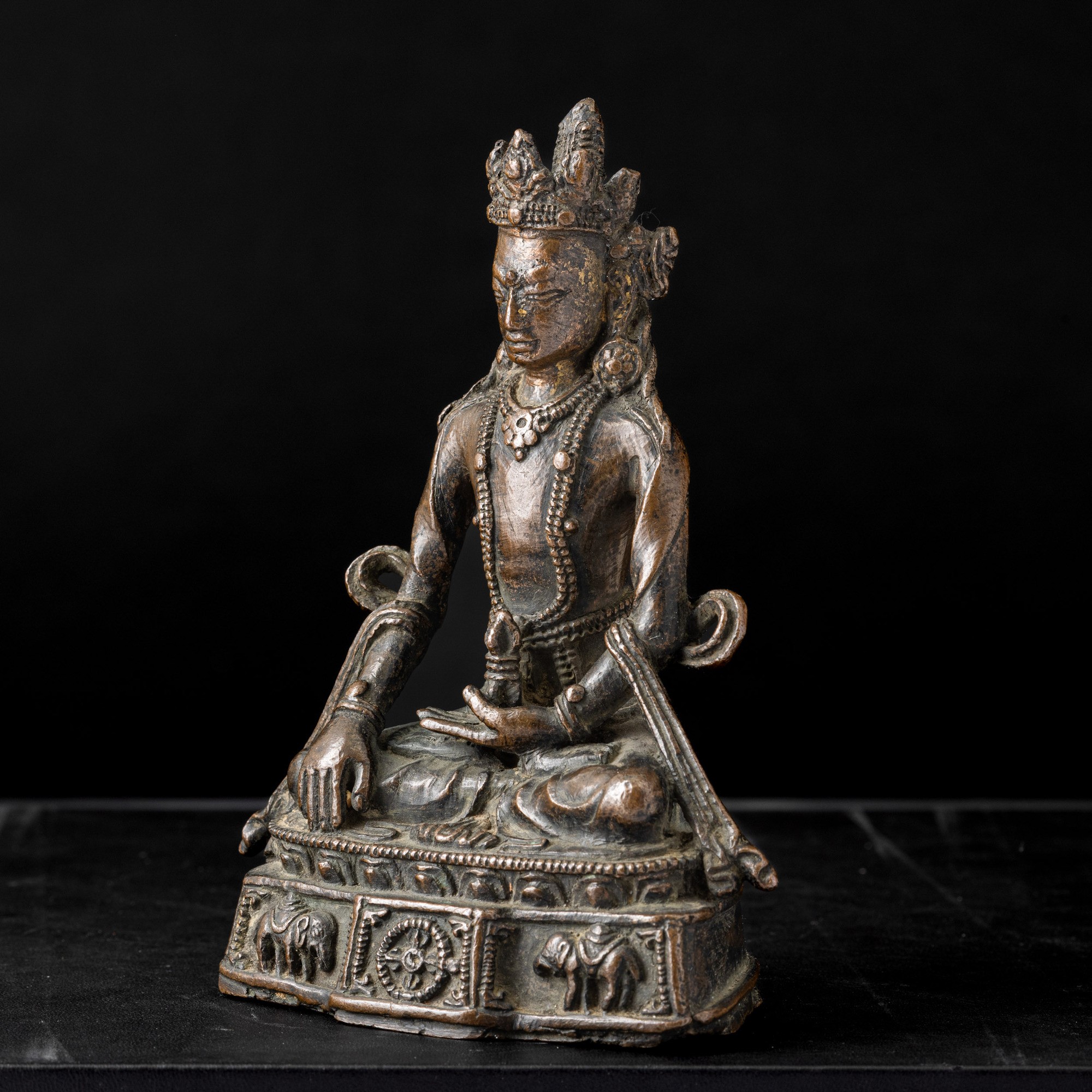 Cina, Dinastia Ming (XVII secolo), Figura di Buddha Sakyamuni incoronato con Vajra seduto su fior...