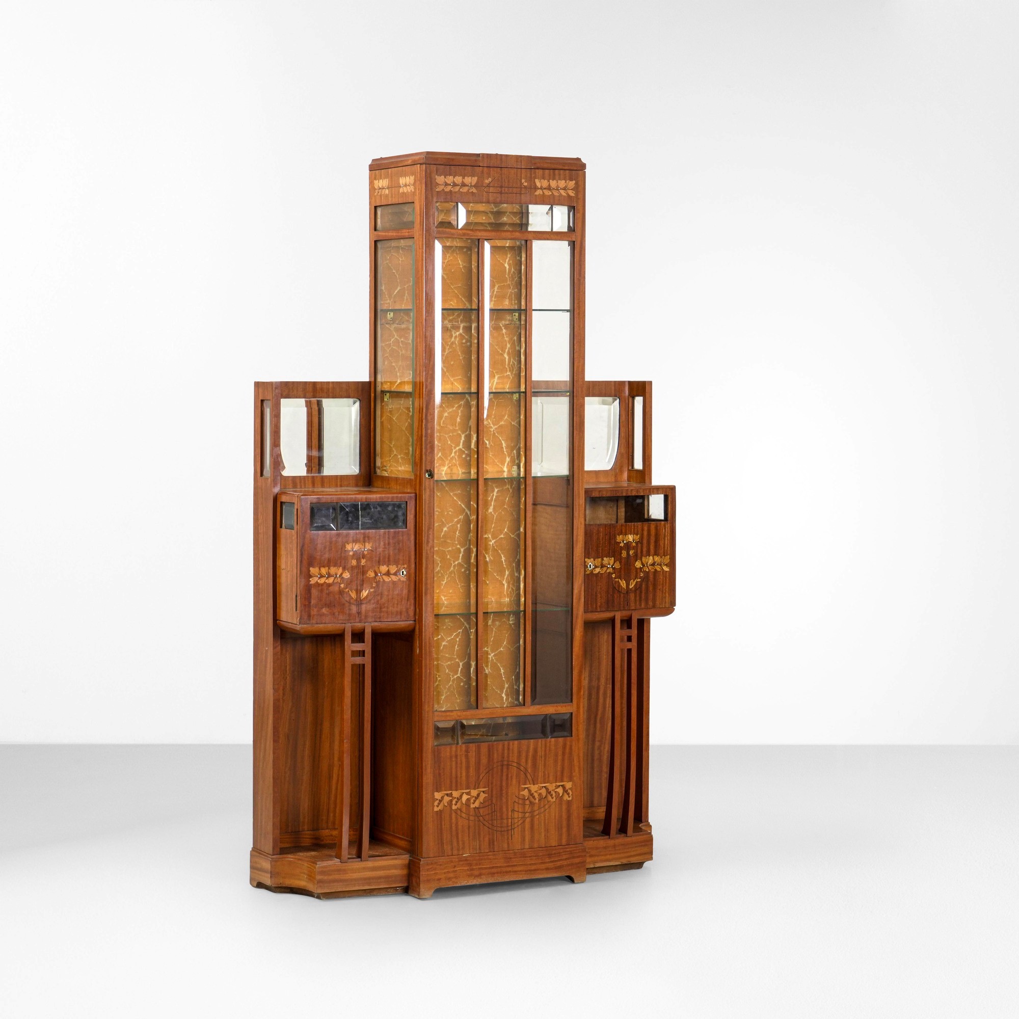 Piero Zen - Mobile vetrina in legno intarsiato con ante in vetro molato