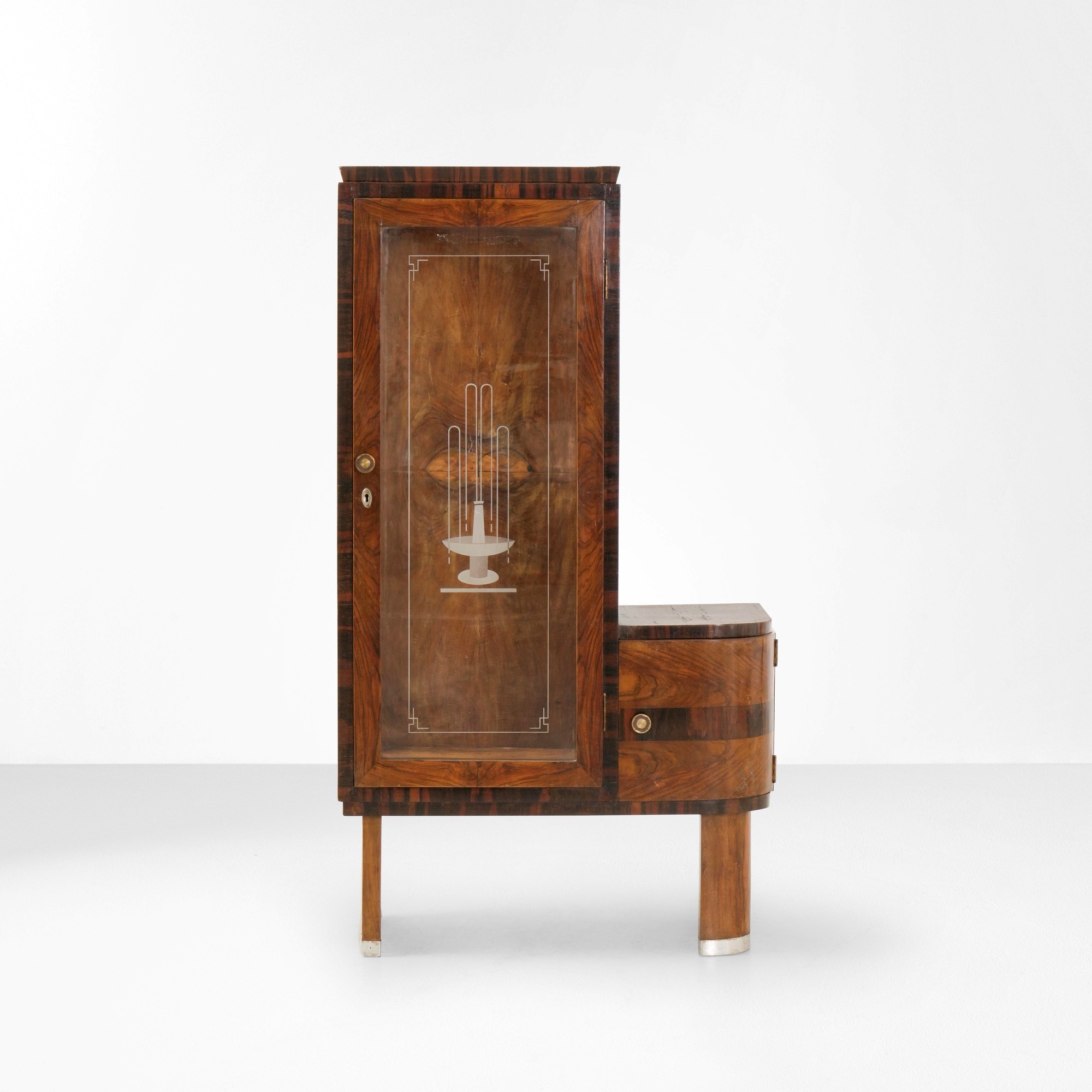 Mobile vetrina in legno e impiallacciato, ante in vetro sabbiato (produzione italiana, ca. 1930)