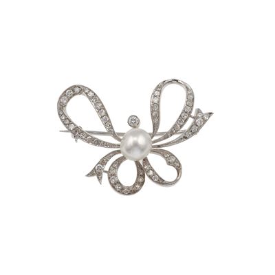 Spilla "fiocco" con Perla Naturale, Acqua Salata, di Ct 3.71, e Diamanti