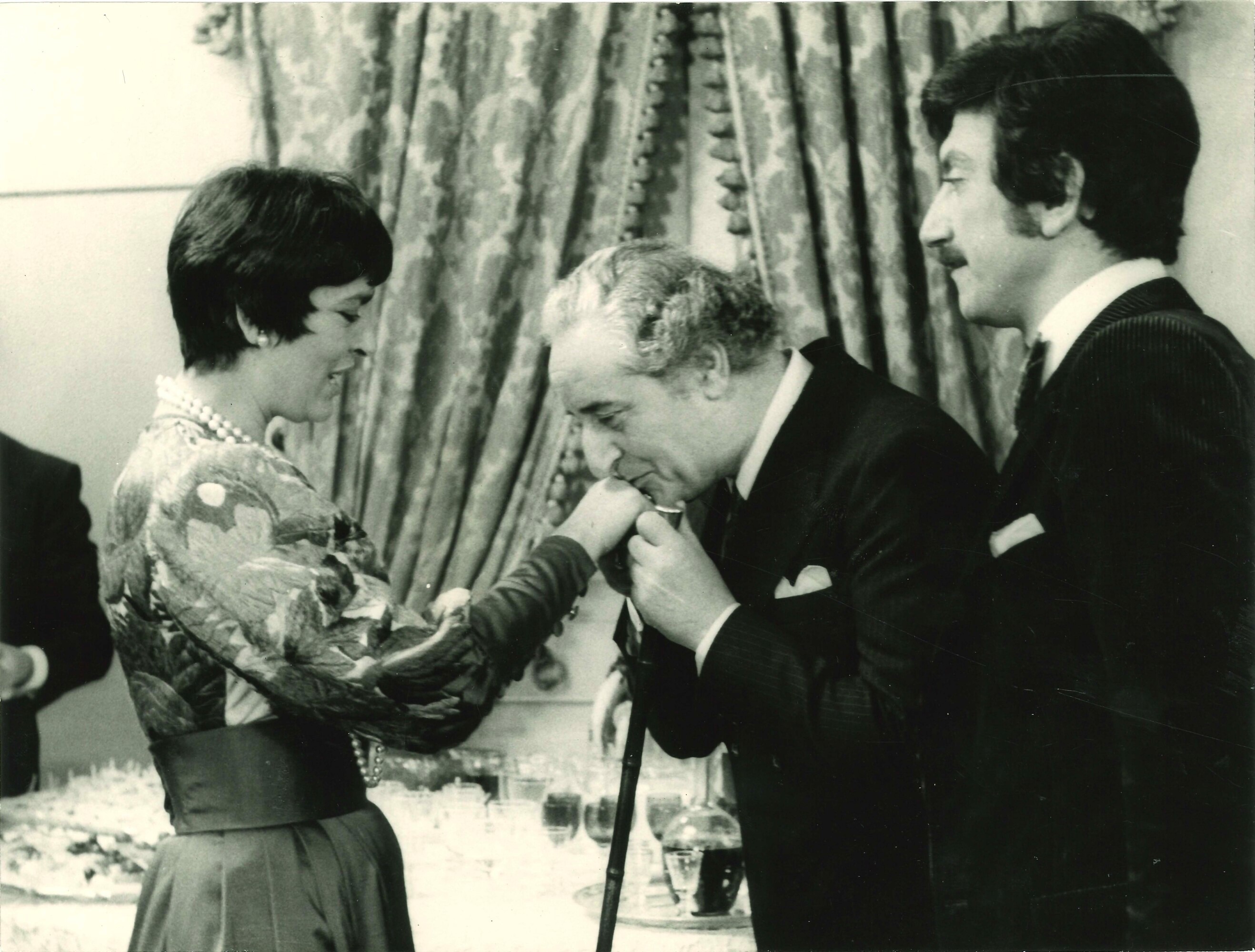 Lotto di quattro fotografie di cinema d’autore Jacques Dutronc e Ottavia Piccolo in "Mado"; Il re...