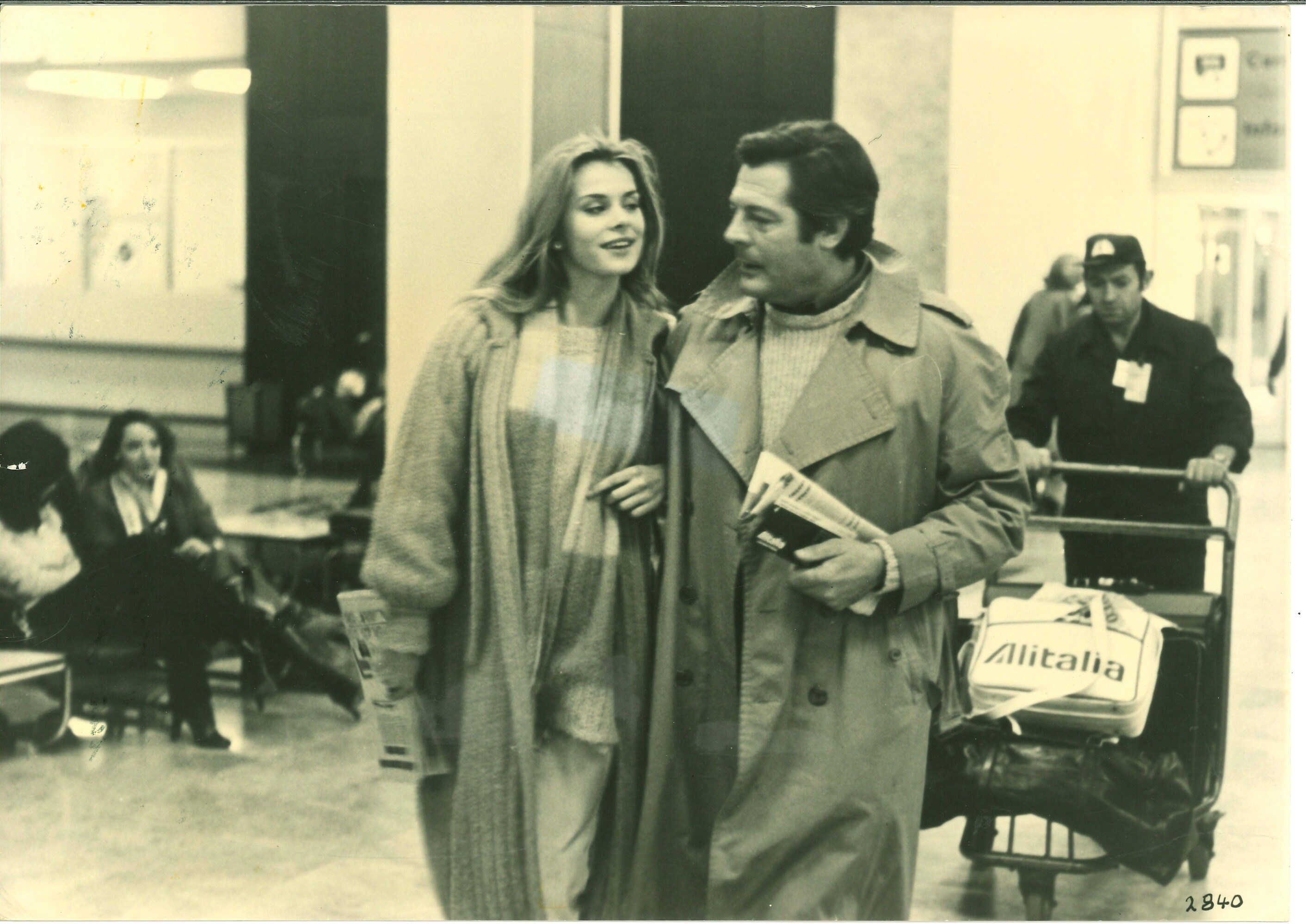 Lotto di quattro fotografie di cinema d’autore Jacques Dutronc e Ottavia Piccolo in "Mado"; Il re...