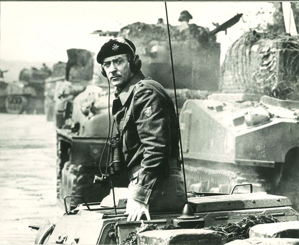 Lotto di quattro fotografie di grandi produzioni americane Michael Caine in "A bridge too far";  Sean Connery in "A bridge too far";  Sylvester Stallone e Talia Shire in "Rocky"