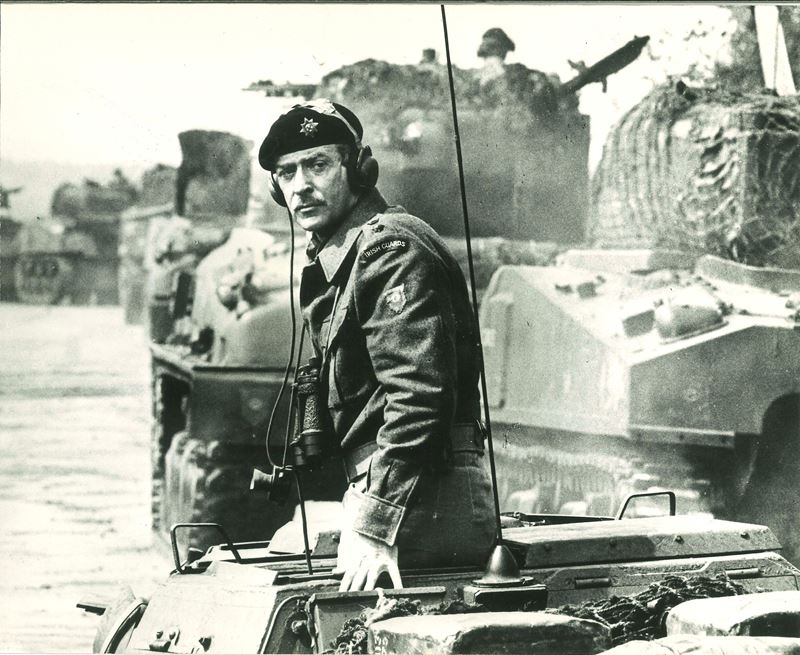 Lotto di quattro fotografie di grandi produzioni americane Michael Caine in "A bridge too far"; S...