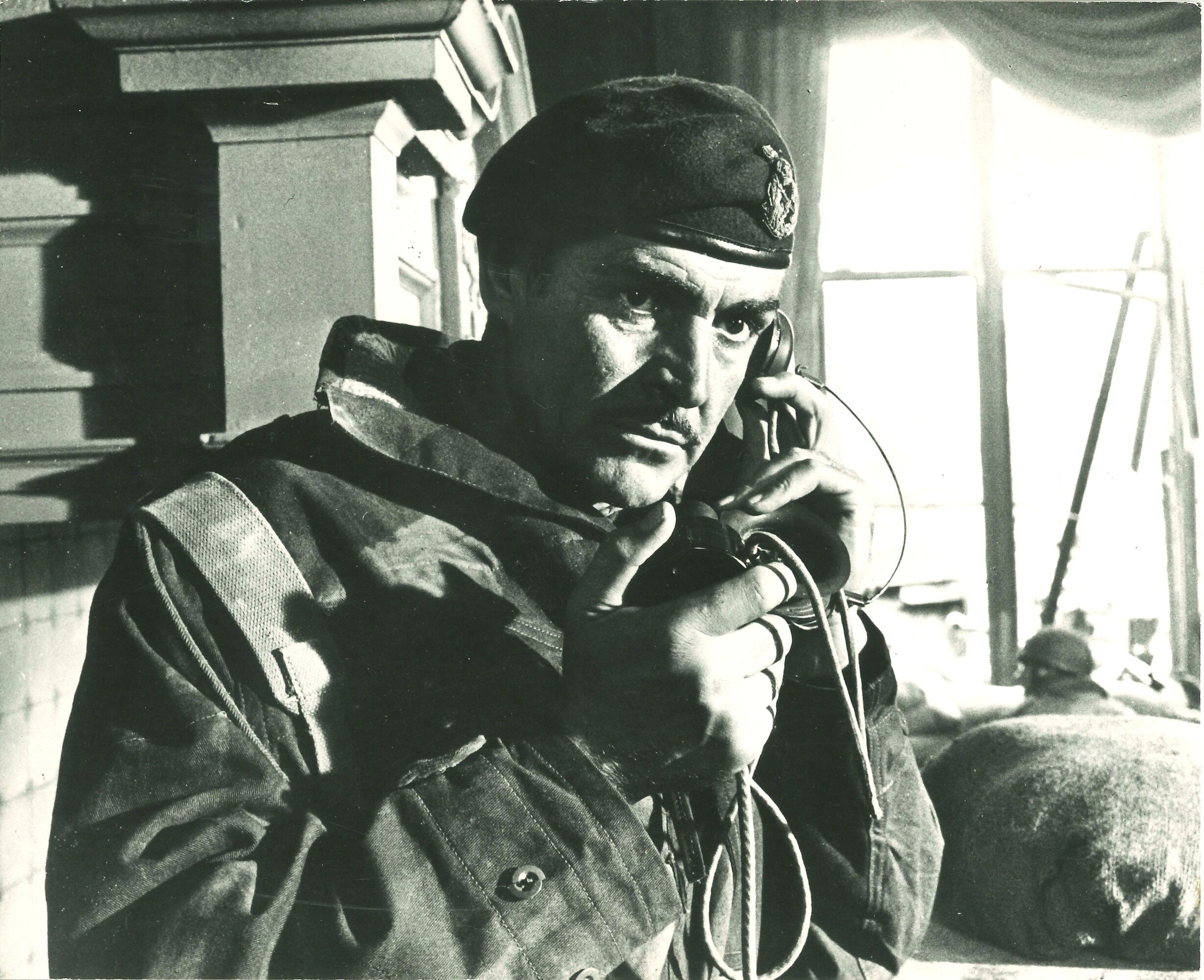 Lotto di quattro fotografie di grandi produzioni americane Michael Caine in "A bridge too far"; S...