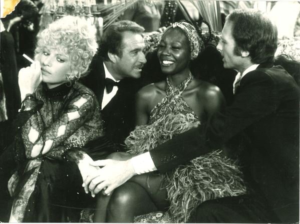 Lotto di cinque fotografie di commedie italiane Monica Vitti e Ugo Tognazzi in 