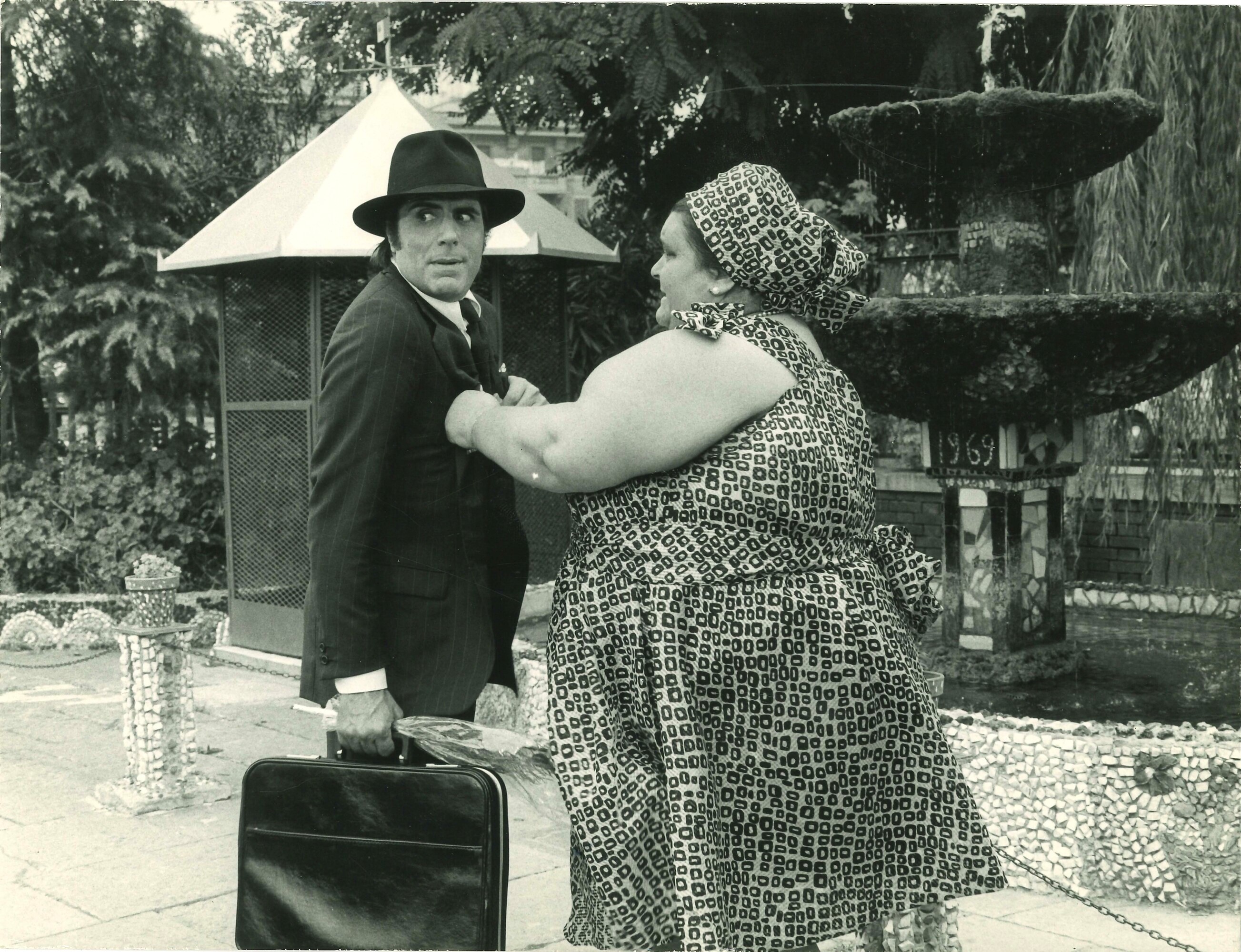 Fotografi anonimi, Lotto di cinque fotografie di commedie italiane, stampe in b/n, 1970 ca.