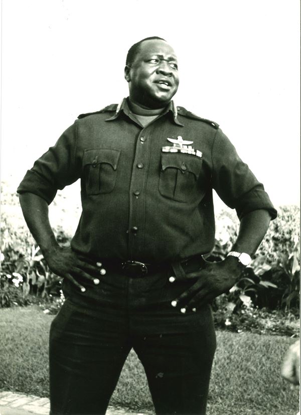Lotto di quattro fotografie Idi Amin Dada in ‘Général Idi Amin Dada: Autoportrait’