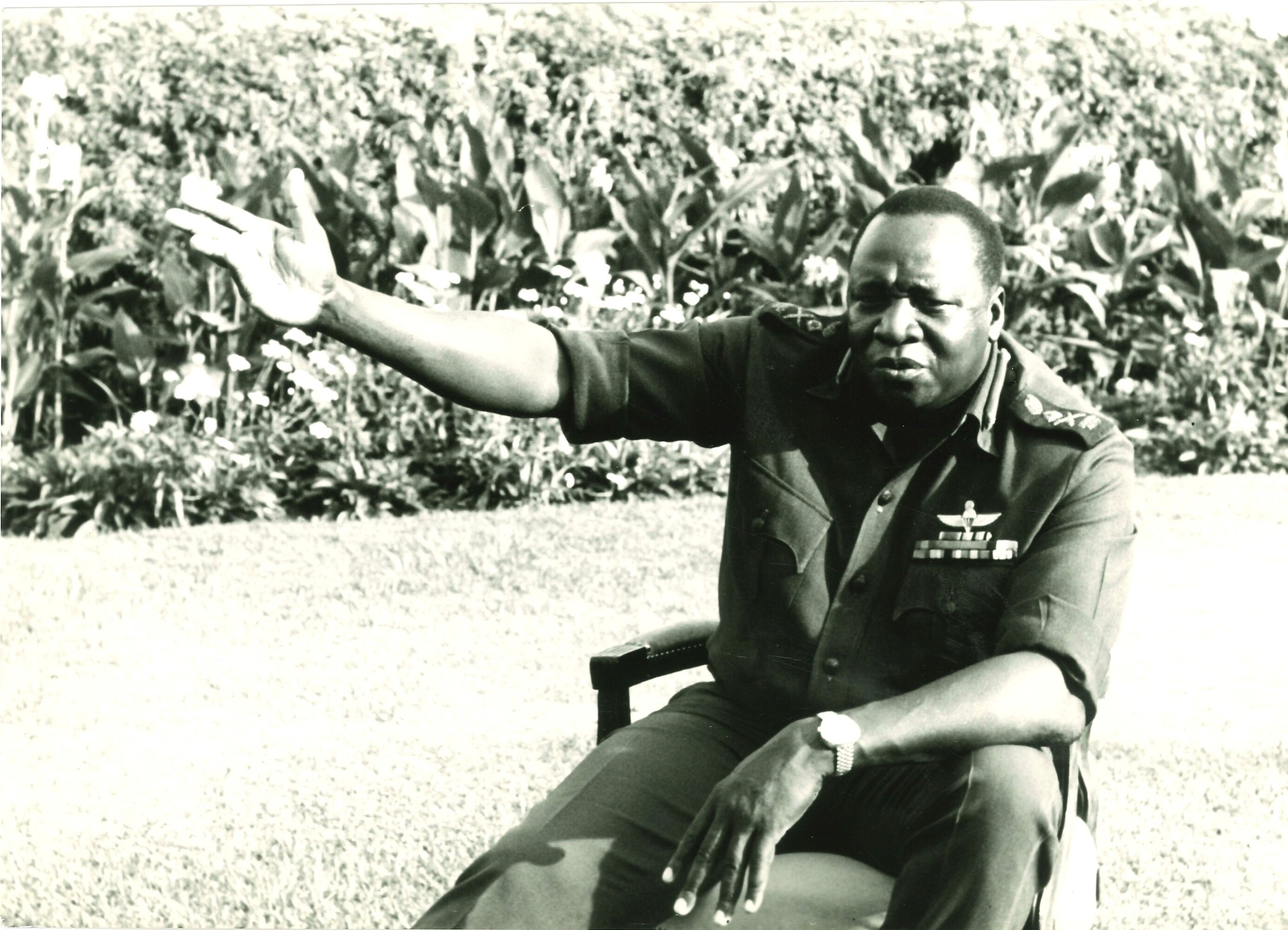 Lotto di quattro fotografie Idi Amin Dada in ‘Général Idi Amin Dada: Autoportrait’