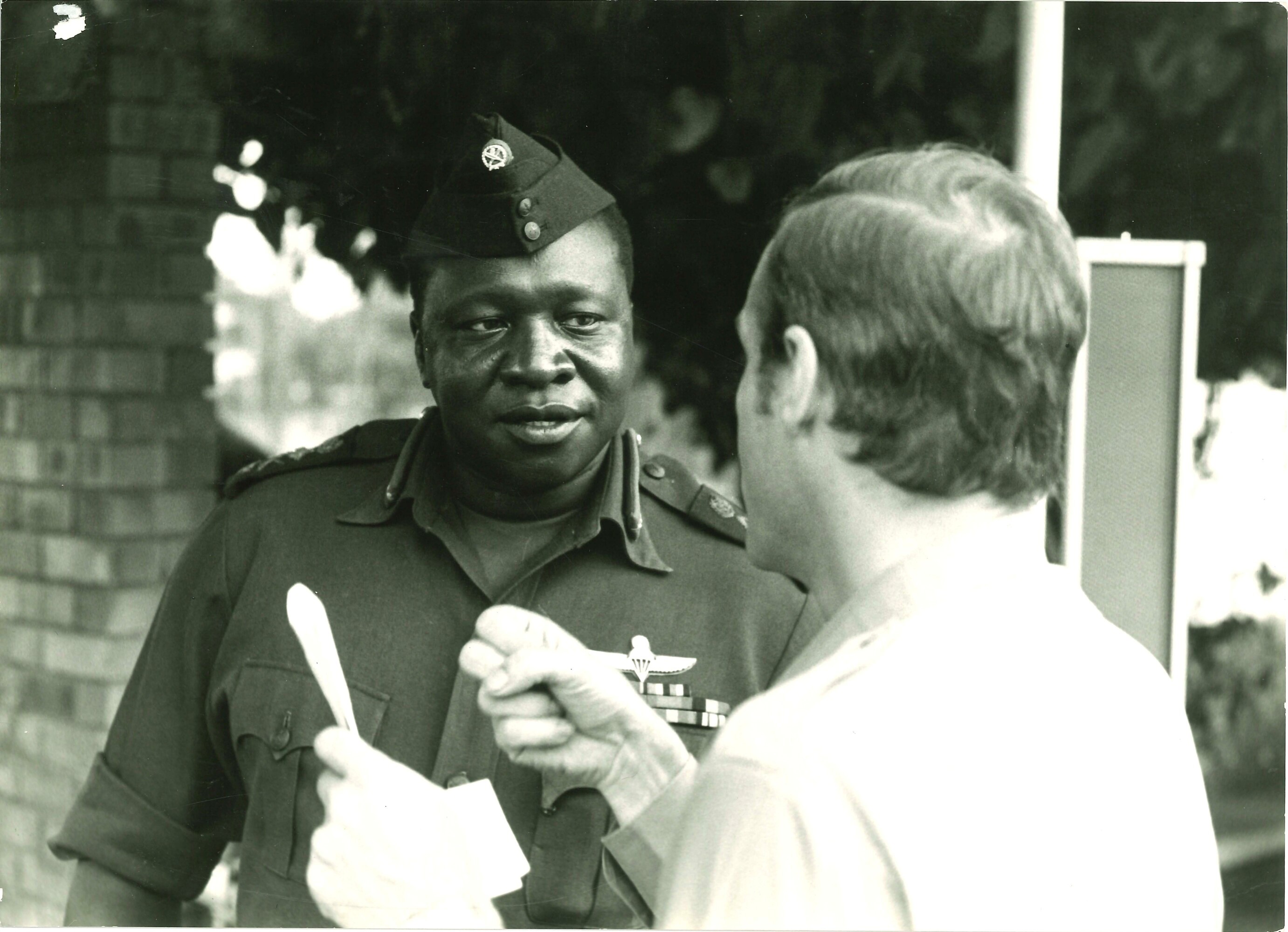 Lotto di quattro fotografie Idi Amin Dada in ‘Général Idi Amin Dada: Autoportrait’