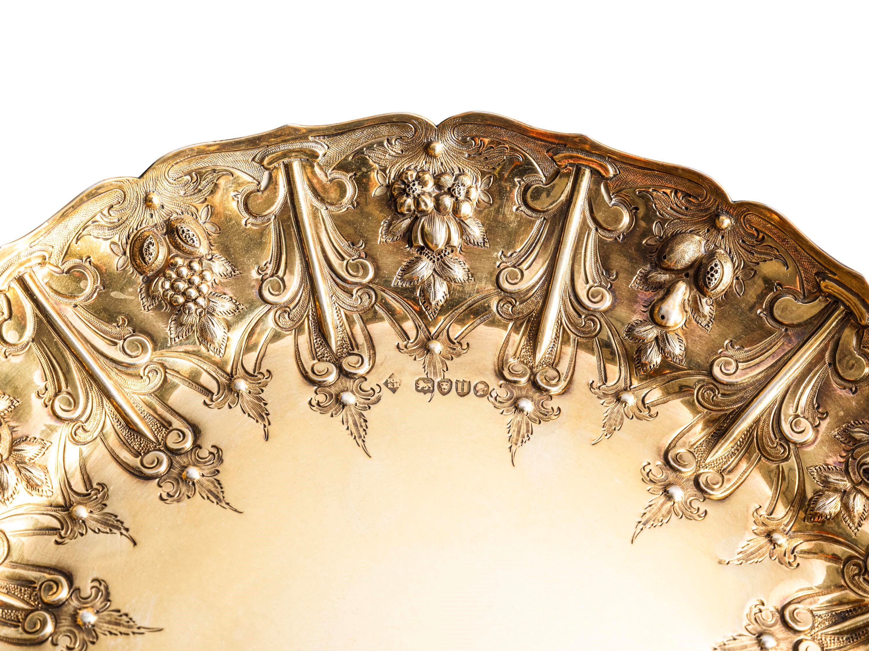 Alzata, argento fuso sagomato e dorato; Londra, 1883. Argentiere Martin Hall & Co