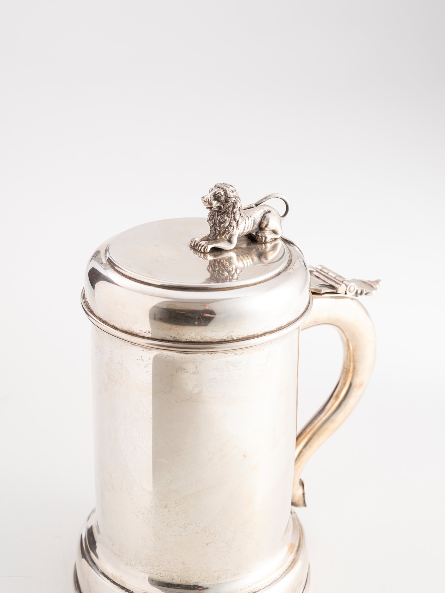 Gabriele De Vecchi, Tankard in argento fuso e sagomato (argenteria artistica milanese) XX-XXI sec...