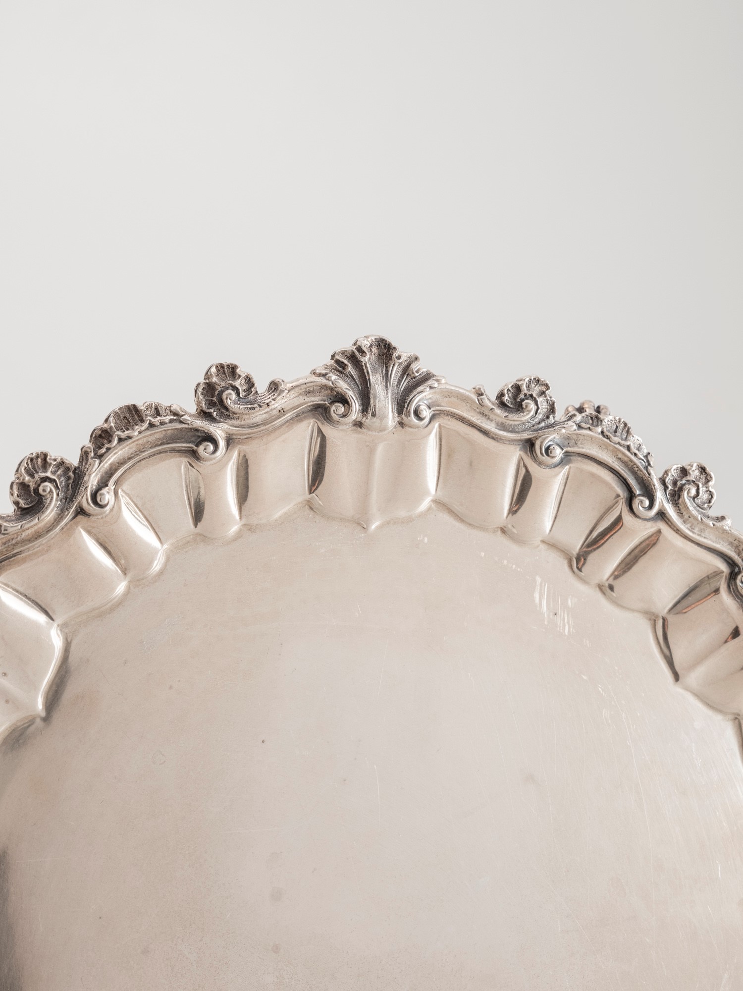 Argenteria milanese del XX secolo, Salver in argento 925 fuso e sagomato con bollo dell’argentier...