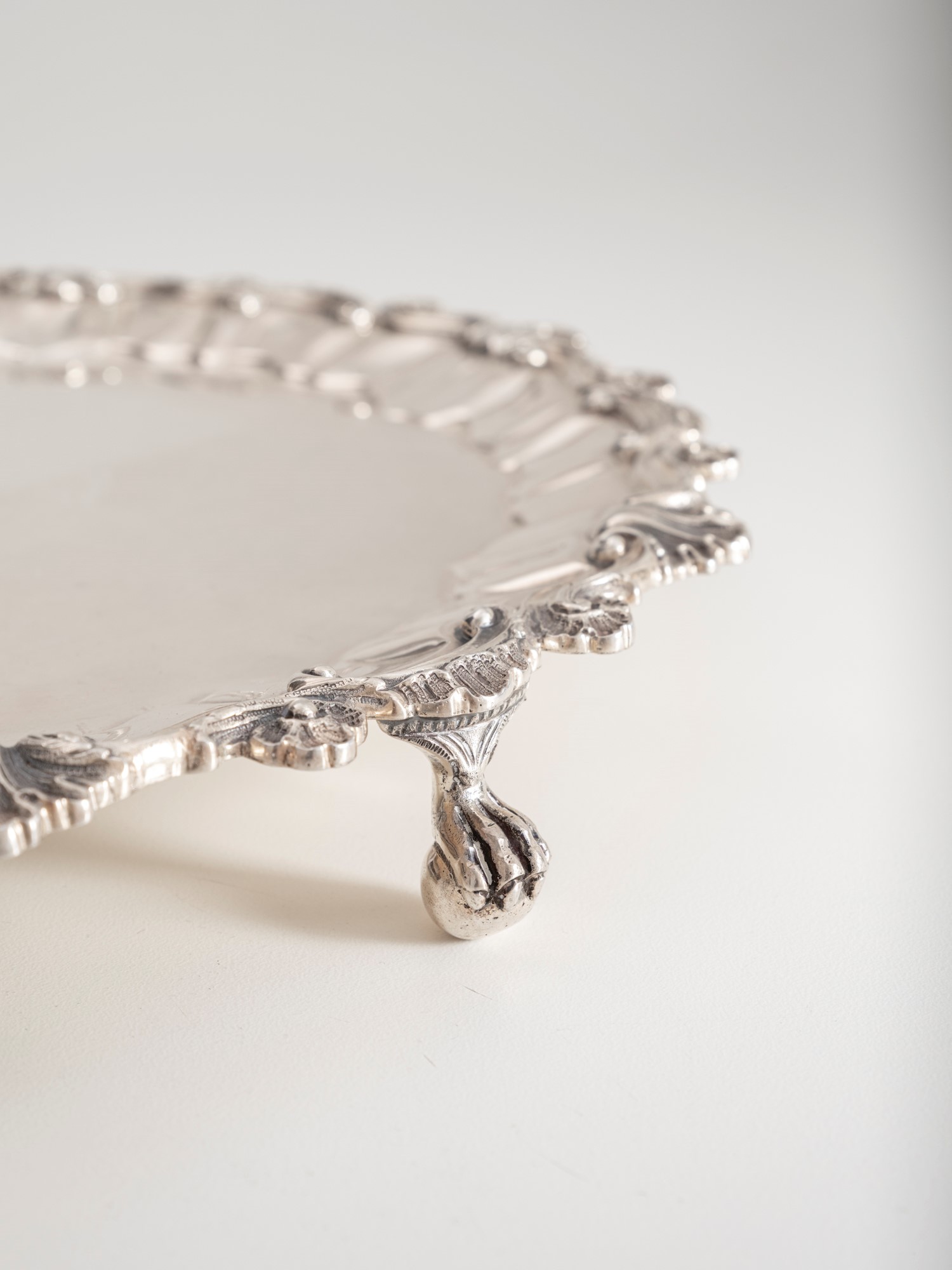 Argenteria milanese del XX secolo, Salver in argento 925 fuso e sagomato con bollo dell’argentier...