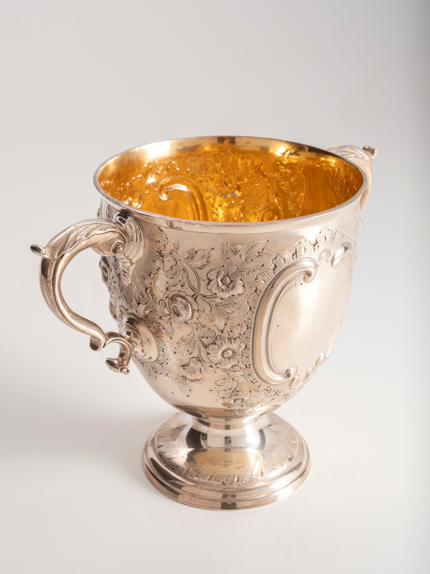 Robert Harper, Coppa biansata, Londra 1876, argento fuso e sagomato