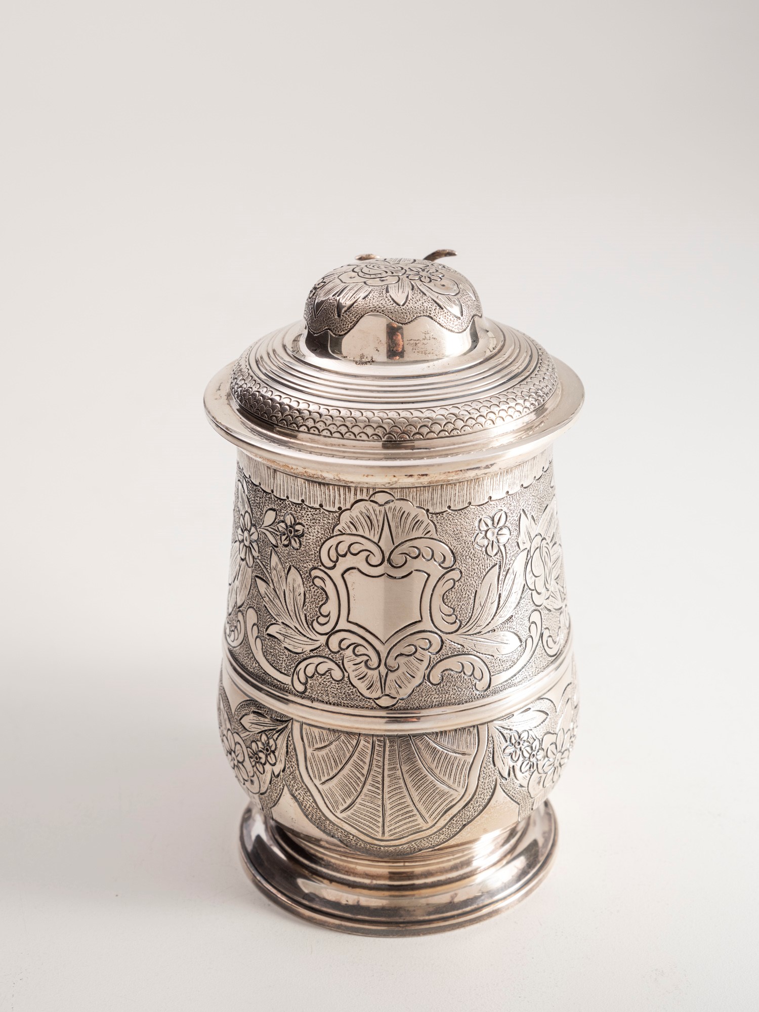 Petruzzi & Branca (argentiere di Brescia), Tankard in argento fuso e sagomato