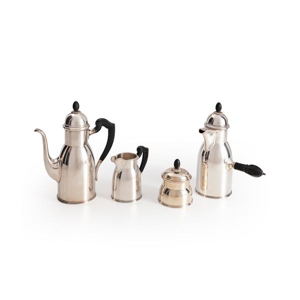 Servizio da tè e caffè. Argenteria italiana del XX secolo, argentiere Ricci & C., Alessandria