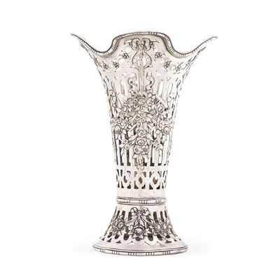 Manifattura europea (Germania ?), Vaso traforato, argento fuso e sagomato, XX secolo