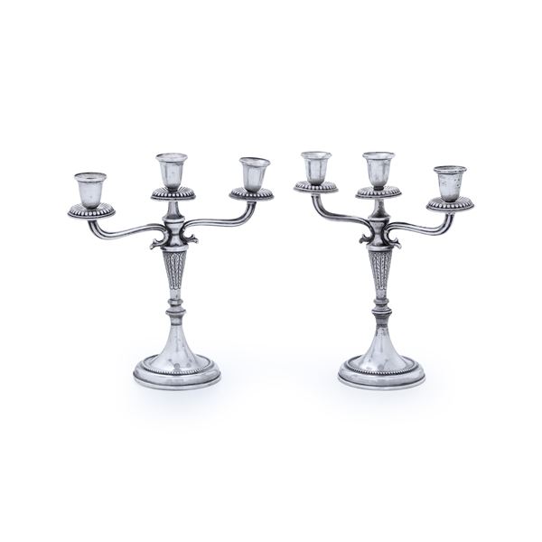 Coppia di candelabri. Argenteria italiana del XX secolo, argentiere Mario Sorelli, Firenze