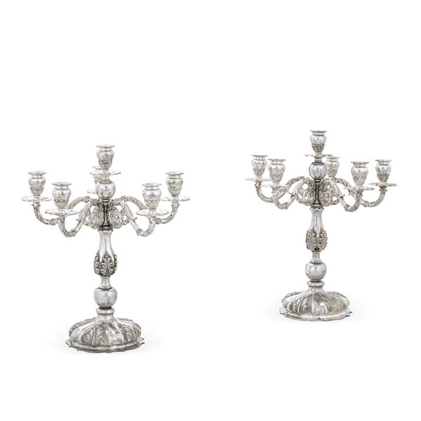 Coppia di grandi candelabri neobarocchi a sette fiamme. Argenteria artistica milanese del XX secolo. Argentiere Torchiana & Loda